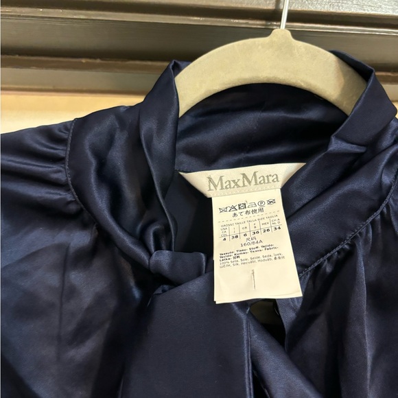MaxMara silk satin shirt in navy! Like new condition! Size 4! - Picture 4 of 5